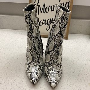 CUTE Snakeskin booties *Steve Madden*